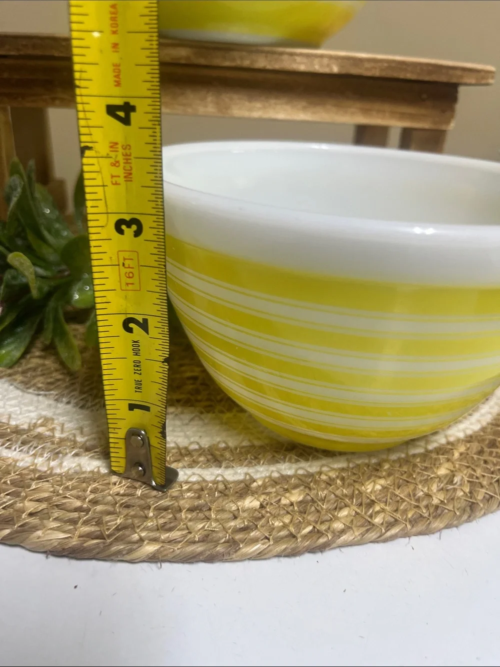 Pyrex 2 pc Yellow Stripe nesting bowls 1.5 pt & 1.5 qt in good condition